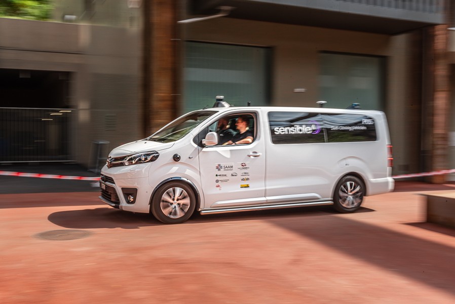 Konventioneller Minibus, umgebaut in ein automatisiertes Fahrzeug, Swiss Transit Lab, Schaffhausen